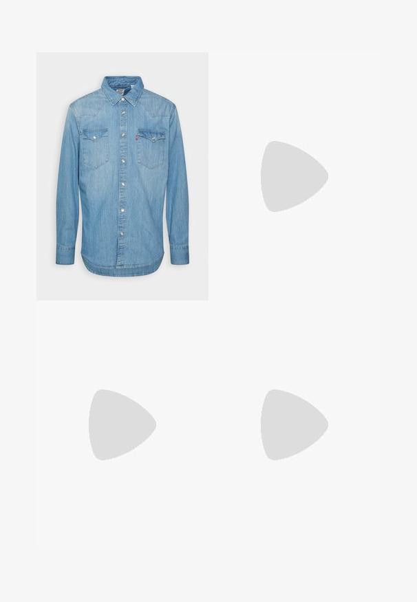 Camisa de ganga azul clara com mangas longas, colarinho pontiagudo e dois bolsos no peito. Apresenta fecho com botões e barra curva.; Tops de tanque pretos em um pacote de três. Textura canelada, decote redondo padrão, sem mangas. A barra apresenta um pequeno logotipo da marca na parte inferior.; Jeans de denim azul com um design flare, apresentando um fecho de botão, dois bolsos frontais e um acabamento ligeiramente desbotado para dar textura.; Botas Chelsea de camurça castanha com painéis laterais elásticos e uma sola de borracha lisa em tom bege, combinadas com calças cinza claro sobre uma superfície texturizada.