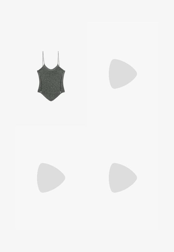 Gebreide grijze top met dunne bandjes, met een unieke puntige zoom en zijkapjes, die een textuurdesign in de stof laat zien.; Kaki linnen broek met een losse fit, voorzien van een knoopsluiting aan de voorkant en geplooid ontwerp. Korte, rechte pijpen en een soepele textuur.; Zwarte flip-flop met een textuur voetbed, ribbelzool en dubbele banden die over de bovenkant kruisen, gemaakt van lichtgewicht, flexibel materiaal.; Zwarte rechthoekige zonnebril met grijze lenzen, kunststof montuur en metalen accenten op de pootjes. Soepele textuur en minimalistisch ontwerp.; Zwarte leren handtas met een gestructureerde vorm, een gladde textuur en een enkele schouderband. Heeft een subtiele, afgeronde klepontwerp.