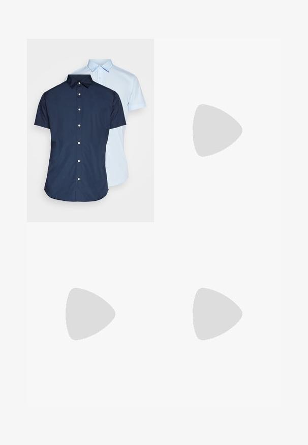 Bela bombažna majica s krojem okroglih ovratnikov in kratkimi rokavi. Ima ravno krojenje, z imenom blagovne znamke "WEEKDAY" natisnjenim znotraj ovratnika.; Srajce s kratkimi rokavi na gumbe, eno mornarsko modre in eno svetlo modre barve, s kragnami, sprednjim zapiranjem in gladko teksturo tkanine.; Temno modri jeans kratke hlače ohlapnega kroja, z dvema zadnjima žeprakoma, kontrastnim šivanjem in ravnim krojem. ; Črne semiš čevlje z zaobljenim nosom, vezanjem spredaj in teksturiranim črnim gumijastim podplatom. Gladka zgornjost z diskretnimi šivi.