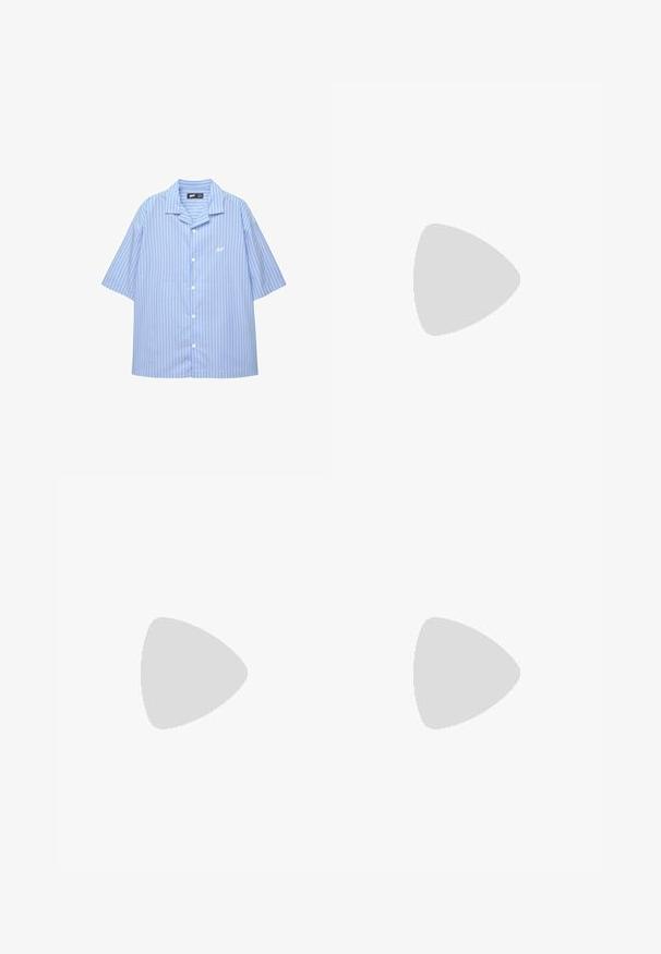 Kortebloemige overhemden in lichtblauw met witte verticale strepen. Heeft een klassieke kraag en een klein logo op de borst. Soepele stoftextuur.; Perzikkleurige shorts van lichtgewicht stof, met een klassiek ontwerp, een knoopsluiting aan de voorkant en zijzakken.; Geweven beige instappers met bruine details en een rubberen zool, gecombineerd met losse, lichtbruine broeken die de bovenkant van de schoen bedekken.; Zwarte zonnebril met bruin getinte lenzen; rechthoekige vorm met een dikke rand, inclusief subtiele hardware accenten op de veertjes.; Set van vijf metalen ringen in verschillende breedtes. De ringen hebben een gladde, gepolijste oppervlakte en een constante zilveren kleur.