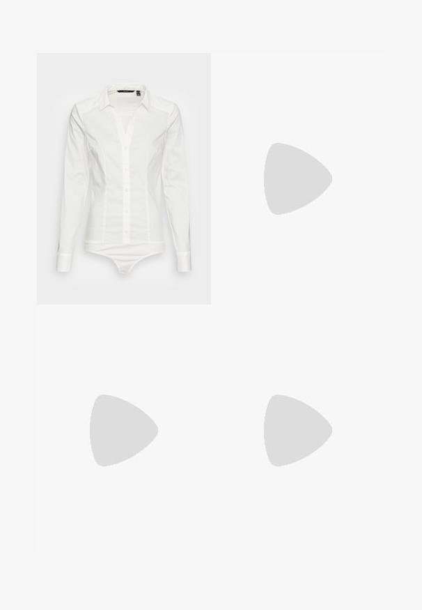 Vero Moda Tall VMLADY G STRING - Overhemdblouse - snow white; Zwarte wijde broek met een witte zijstreep, elastische tailleband en trekkoord. Gemaakt van een zachte, gladde stof voor comfort.; Zwarte suède platte schoen met een puntige neus, versierd met een decoratieve zilveren strik aan de voorkant, en met een lage hak.; Zwart en zilveren handtas met een geweven, gestructureerd oppervlak dat vierkante patronen bevat, een enkele bovenhandgreep en een slungelige vorm.