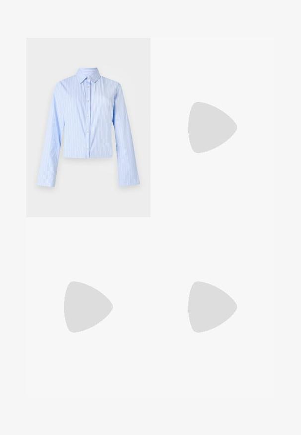 Lyst blå croppet skjorte med vertikale hvite striper, lange ermer, knappestolpe foran og klassisk krage. Glatt tekstur.; Beige vide bukser med elastisk linning og snor. Lavet af et let materiale, med en glat tekstur og rene linjer.; Sandal med kilehæl og en naturlig jute-platform, overdel i cremet stof og to lag blomsterdekor; har en tynd ankelrem med spænde.; Vevd beige håndveske med buet håndtak, teksturert overflate og en brun kvastdetalj. Har en avslappet, hobo-form.