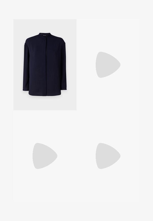 Tumši zilas krāsas garas piedurknes blūze ar mandarina apkakli, kas izceļas ar teksturētu audumu un taisnu griezumu, nodrošinot brīvu piegriezumu.; Gai pelēki pielāgoti bikses, izgatavotas no gludas auduma, ar plakanu priekšpusi, rāvējslēdzēju un plānu taisnu kāju dizainu.; Melnas ādas augstpapēžu kurpes ar smailu purngalu un apaļu papēdi. Gluda tekstūra ar elegantu, minimālistisku dizainu.; Brūns ādas plecu soma ar pusmēness formu, šaurs brūns siksniņš un diskrēti zelta detaļas. Raksturīga gluda tekstūra un minimāla šuvju apstrāde.