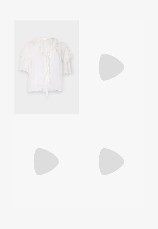 Blusa branca de manga curta feita de tecido leve, com detalhes em babados em volta do decote e das mangas. Com laços à frente.; Envoltorio de denim com um tom azul claro, pregueado intrincado e um detalhe de flor decorativa com uma fita pendente. Textura suave e design casual.; Mule de salto alto em couro envernizado preto com ponta fina e uma silhueta elegante, apresentando um calcanhar aberto e um salto stiletto esbelto.; Bolsa de couro preta com um design curvado, apresentando tachas prateadas, uma fivela e dois bolsos laterais. Alça ajustável para opções de transporte.