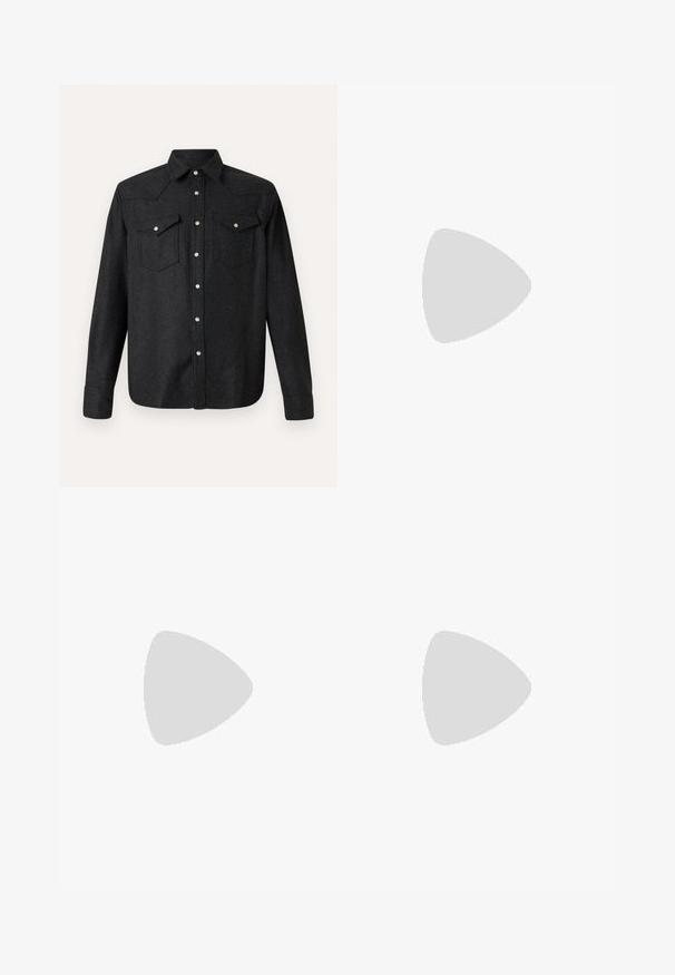 Svart ullskjorte med lange ermer, spiss krage og to brystlommer. Har sølvfargede trykknapper og en lett buet kant nederst.; Svart bomull T-skjorte med rund hals, korte ermer, og hvit logo trykk på venstre bryst. Enkel, ensfarget design.; Lys grå, skreddersydde bukser laget av linblanding; har flat front, rette ben og beltehemper. Minimalistisk design, ingen synlige utsmykninger.; Beige semsket sportssko med lav topp, rund tå, flate lisser og en teksturert gummisåle. Minimalistisk stil uten synlige logoer.