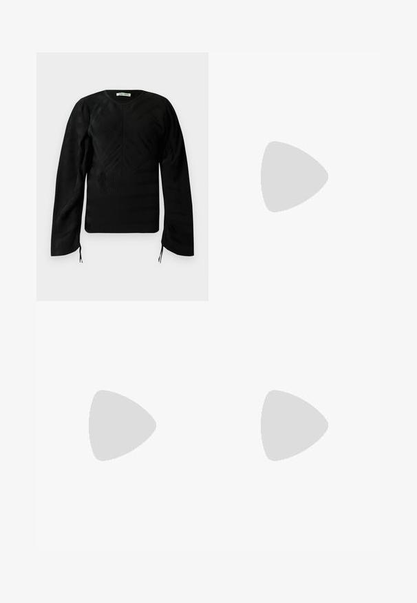 Top preto de mangas longas com textura e padrões ondulados subtis, com decote redondo, ombros levemente bufantes e pequenos laços nas extremidades das mangas.; Jeans de ganga azuis com pernas largas, grandes bolsos frontais, fecho com botão e passadores para cinto.; Botim de tornozelo em pele preta com biqueira pontiaguda, salto fino em stiletto e textura suave. Design minimalista sem hardware ou detalhes visíveis.; MM6 Maison Margiela CLASSIC JAPANESE HANDBAG - Mala de mão - silver-coloured