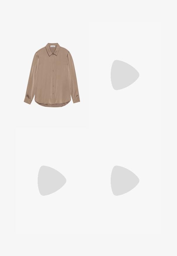 Blusa a maniche lunghe in satin taupe con colletto a punta, chiusura frontale con bottoni e orlo arrotondato. Texture liscia e vestibilità sagomata.; Pantaloni beige a gamba larga con vita alta, pieghe frontali e una texture liscia, abbinati a tacchi di colore chiaro.; Mocassino in pelle verniciata marrone con punta quadrata, accentato da catena metallica e tacco basso; texture liscia, design minimalista.; Borsa in pelle beige con una forma unica, caratterizzata da due manici corti e una lunga tracolla regolabile. Texture liscia con hardware minimale.