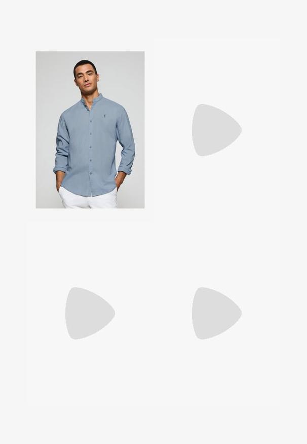 Hellblaues Button-Down-Hemd mit Stehkragen. Verfügt über lange Ärmel und ein kleines gesticktes Logo auf der Brust. Glatte Stoffoberfläche.; Beige Shorts aus leichtem Stoff, mit einem elastischen Bund und Kordelzug sowie einem geraden Bein-Design.; Braune Leder-Sandale mit breitem Riemen-Design, offener Zehenstil und flacher schwarzer Sohle. Besitzt eine glatte Textur und minimale Details.; Silberner Edelstahl-Chronograph mit blauem Zifferblatt, drei Unterzifferblättern und Versace-Logo. Mit einer markierten Lünette und gemusterten Akzenten.