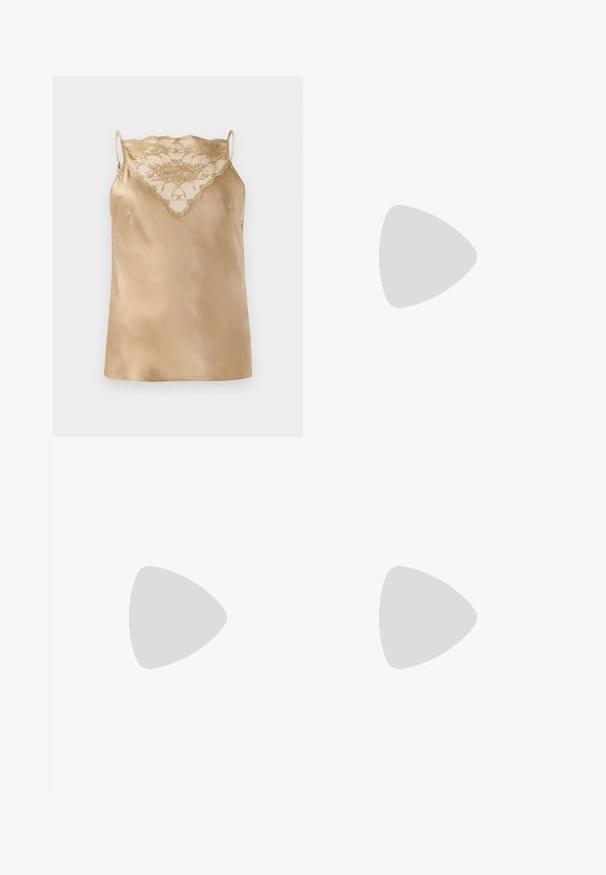 Camisole en satin beige avec des détails en dentelle au niveau du col, dotée de fines bretelles réglables et d'une texture lisse et brillante.; Jupe en satin magenta avec un ourlet évasé, présentant des panneaux superposés et un design asymétrique. Texture lisse et coupe mi-longue.; Mule en cuir verni noir à talon haut avec un bout pointu et une silhouette épurée, doté d'un dos ouvert et d'un talon aigu slender.; Pochette en cuir bleu marine avec une texture crocodile, une chaîne en argent et un fermoir métallique. De forme rectangulaire avec un design rabat.