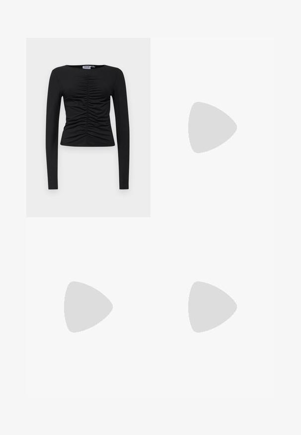 Top negro de manga larga hecho de una tela elástica, con un diseño fruncido en el frente, cuello redondo y forma ajustada.; Vaqueros acampanados de mezclilla en azul medio con áreas desgastadas y detalles desgastados. Presenta cinco bolsillos y una cremallera con cierre de botón.; Zapatilla de cuero blanco con caja de dedos perforada, suela texturizada y cordones blancos, combinada con pantalones rojos amplios y un fondo azul y amarillo.; Camiseta blanca de algodón con logo naranja, con un collar de cadena plateado de eslabones interconectados, exhibido sobre un fondo neutro.