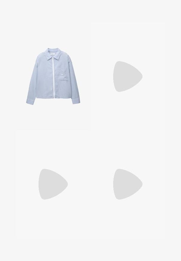 Blauw-wit gestreepte short-sleeve t-shirt met een ronde halslijn en een losse pasvorm, gemaakt van zachte, lichte stof.; Gestreepte jas in lichtblauw en wit, met een rits aan de voorkant, kraag, lange mouwen en een borstzak met subtiele branding. Gemaakt van katoen.; Zwarte denim shorts met een ontspannen pasvorm, voorzien van een klassieke vijf-pocket ontwerp en knoopsluiting, een gladde textuur en rechte pijpen.; Bruine leren instappers met een geweven ontwerp, een kwastje en een platte rubberen zool. Beschikt over een gladde afwerking en contrasterende stiksels.
