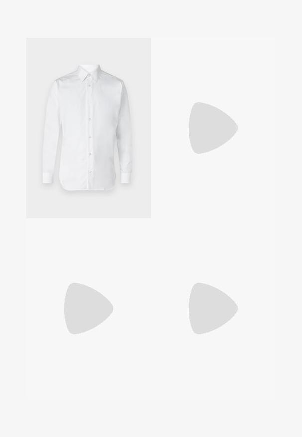 Balta marškiniai su ilgomis rankovėmis, pagaminti iš lygaus medvilnės audinio, su klasikiniu apykaklės dizainu ir subtiliu blizgesiu. Penki mygtukai priekyje.; Juodos platėjančios kelnės su pločiu priekiniu raukiniu, šoninėmis kišenėmis ir lygiu audiniu. Sukurtos patogiam prigludimui.; Juodos odinės šnarančios bateliai su lygiu paviršiumi, apvaliu pirštų galais ir tvirtu guminio pado. Pasižymi minimaliais siūlais ir tvarkingomis linijomis.; Juodas kaklaraištis, pagamintas iš glotnaus audinio, pasižymintis siaura pločio ir sidabriniu kaklaraiščio segtuku, pabrėžiančiu jo dizainą.