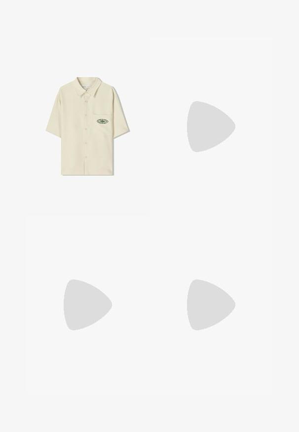 Biela polo tričko s krátkym rukávom, vyrobené z hladkej látky, s klasickým golierom, polovičným gombíkovým zapínaním a voľným strihom.; Krátky rukáv, béžová košeľa na gombíky s golierom, s zeleným logom na ľavej náprsnej vrecku. Hladká, ľahká tkanina.; Béžové kordové nohavice s širokým strihom, elastickým pásom a dvoma bočnými vreckami. Majú vertikálnu pruhovanú textúru.; Bežové kožené mokasíny s tkaným detailom na špičke a plochou hnedou podrážkou. Obsahujú dekoratívny pás cez prednú časť.