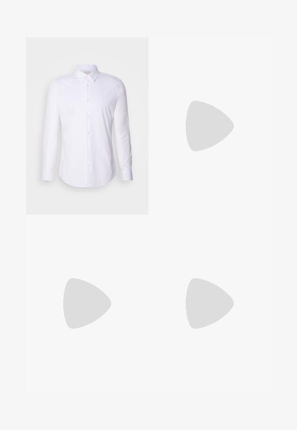 Les Deux CHARLES - Marškinėliai su spaudiniu - black/white; Balta ilgomis rankovėmis marškiniai su mygtukais, pagaminti iš lygaus audinio, su klasikiniu apykakle, priekiniais mygtukais ir subtiliu logotipu krūtinėje.; Juodi kelnes, pagamintos iš lygaus audinio, su tiesiomis kojomis, mygtuko uždarymu ir klasikiniu dizainu, tinkamu tiek formaliai, tiek kasdienei aprangai.; Juodas odinis batų modelis su raišteliais, apvaliu nosiu, lygiu paviršiumi, minimaliai siuvinėjimu ir žemu guminėmis pakulne. Ant pakulnės šalia logo.