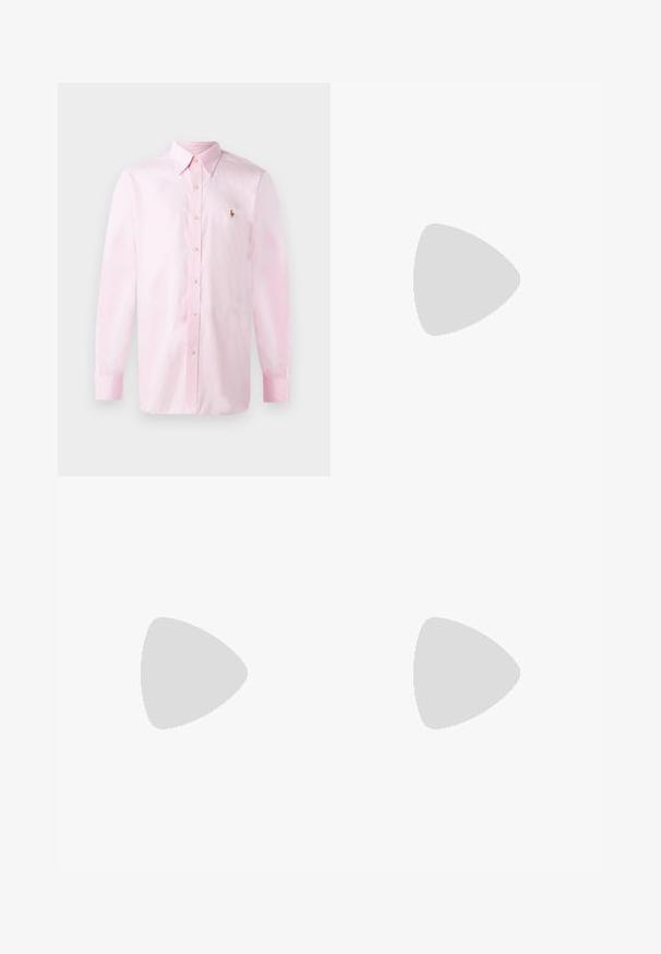 Chemise longue à manches en coton rose clair, dotée d'un col boutonné et d'un petit logo brodé sur la poitrine gauche. Texture lisse.; Pantalons larges noirs fabriqués à partir d'un tissu lisse. Dotés d'une taille mi-haute et de plis à l'avant, offrant une silhouette ajustée.; Stuart Weitzman CLUB CLASSIC PENNY LOAFER - Mocassins de ville - black; Collier de perles avec un fermoir en métal argenté. Composé de perles blanches rondes et d'un centre décoratif orné de strass.
