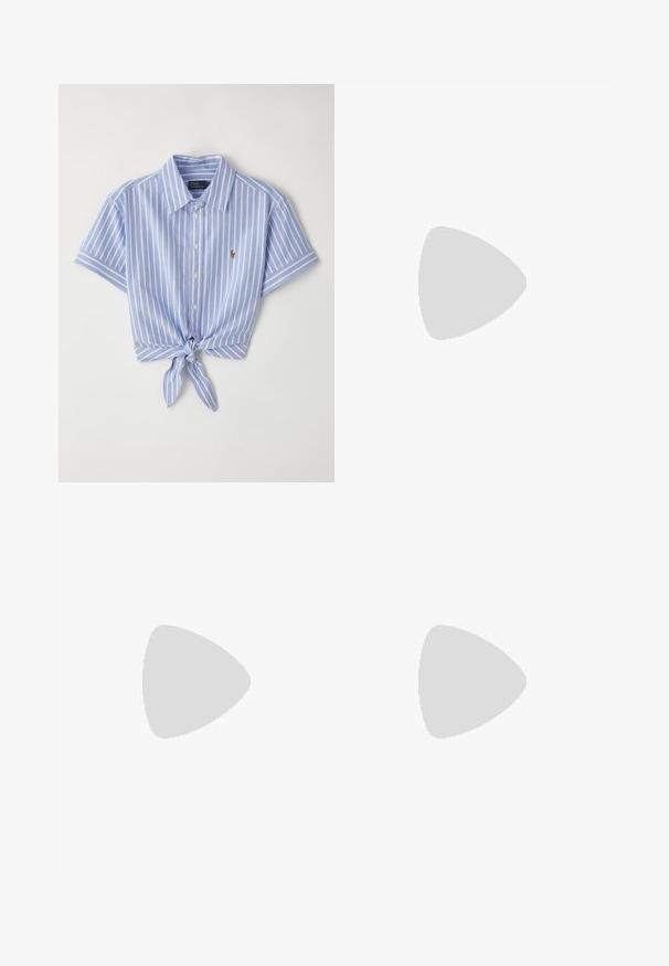 Blau-weiße gestreifte Kurzarmbluse mit einem Knoten-Detail in der Taille und einem kleinen Logo im linken Brustbereich.; Braune Leinen-Shorts mit flachem Bund, zwei Vordertaschen und einer glatten Textur. Sie verfügen über eine taillierte Passform und einen geraden Saum am unteren Ende.; Hellblaue Wildledersneaker mit weißen Streifen, flachen Schnürsenkeln und einer Sohle aus Gummi. Am Knöchel werden gerippte, weiße Socken getragen.; Braune Leder-Crossbody-Tasche mit gewölbter Form, silberner Kettenriemen und quadratischem metallischem Verschlussdetail auf der Vorderseite.