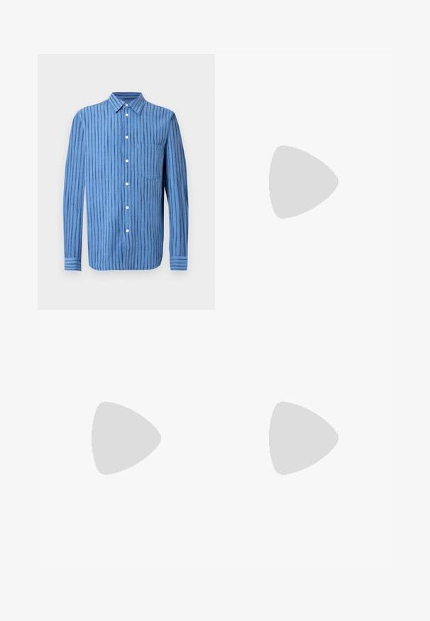 Fehér pamut póló, kis grafikával a bal mellen, kerek nyakkal és rövid ujjal, piros belső címkével.; Kék hosszú ujjú, gombos ing függőleges fekete csíkokkal és elöl egy mellzsebbel, fehér háttéren bemutatva.; Világoskék farmernadrág egyenes szárú kivitelben, közepes derékkal, öt zsebbel, gombos és cipzáros záródással.; Fekete magasszárú sportcipők fehér talppal és fűzővel, laza kék farmernadrággal párosítva, egy szürke korlát tetején pihenve.