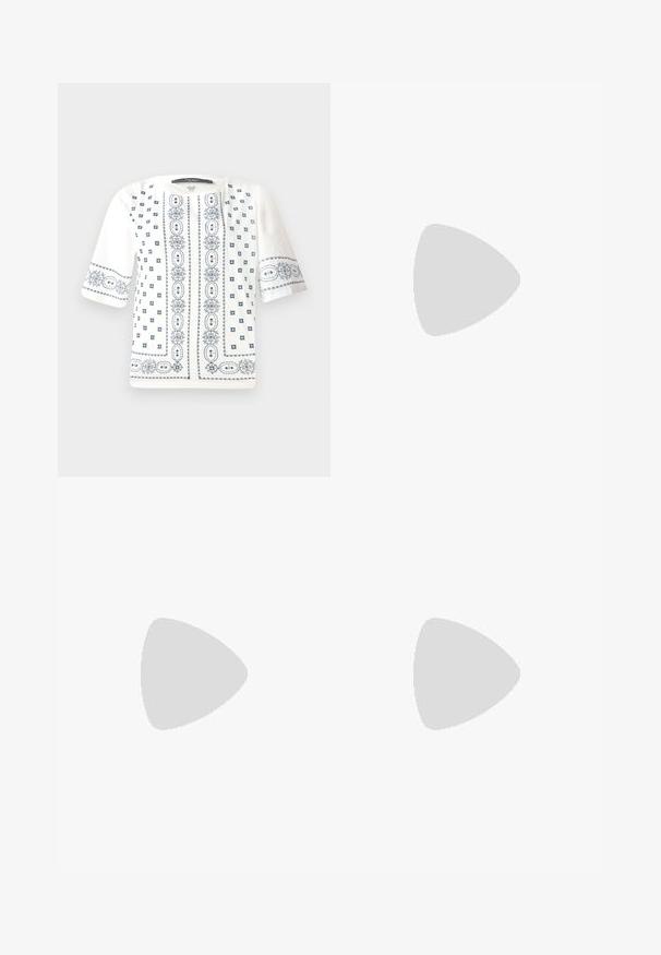 Hvid kortærmet bluse med blå blomsterbroderi, rund udskæring og intrikate mønstre langs forsiden og ærmerne.; Plisseret maxiskørt i beige med et sort leopardprintmønster, der har en sort elastisk talje og et let, tekstureret stof.; Sort læder ankelstøvle med rundt tå, blokhæl, lynlås i siden og stikninger på vampsiden. Glat tekstur, klassisk design.; Rød læder clutchtaske med tekstureret overflade, der har et fladt fold-over top og en kort rem. Diskret logo på fronten.