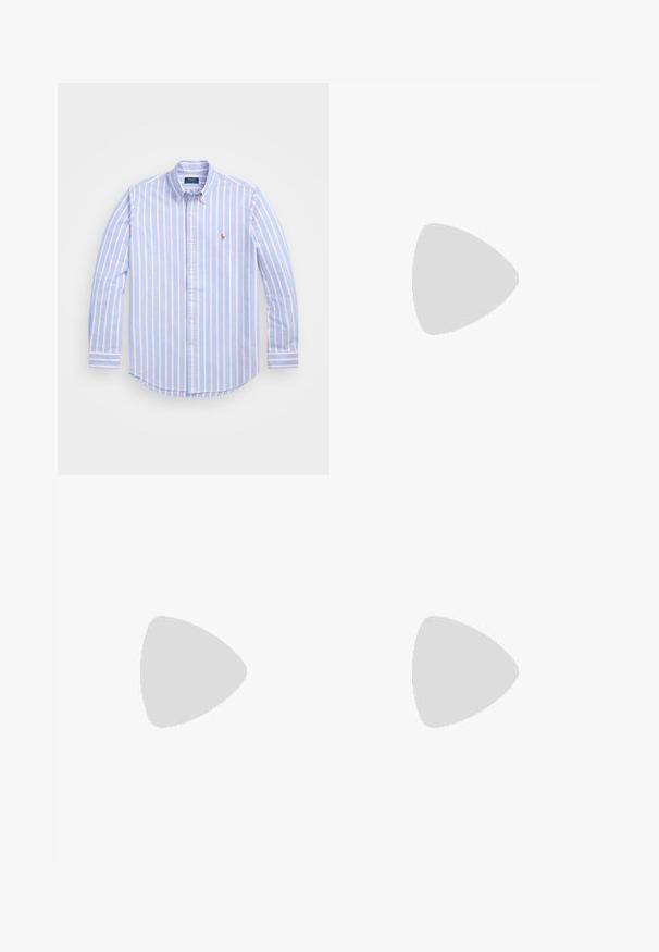 Polo Ralph Lauren CUSTOM FIT STRIPED OXFORD SHIRT - Hemd - blue/pink; Mango Jeans Straight Leg - off-white; Nike Sportswear DUNK RETRO - Sneaker low - white/grey fog; Schwarze Sonnenbrille mit eckigen, übergroßen Rahmen und dunklen Gläsern, begleitet von einem schwarzen Mikrofaserbeutel mit einem Logo.