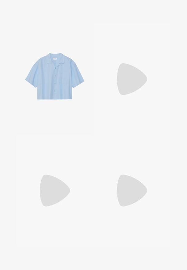 Camicia azzurro chiaro a maniche corte realizzata in tessuto morbido, con colletto a punta, chiusura con bottoni e una singola tasca sul petto.; Pantaloni grigi su misura con taglio dritto, dotati di due tasche frontali, pieghe e chiusura a bottone. Realizzati in tessuto leggero.; Sneakers Nike con un upper in suede blu scuro e accenti crema. Presentano lacci piatti, punta arrotondata e suola in gomma. Calzini neri a coste indossati.; Borsa a tracolla in pelle marrone con un davanti piatto, due cinghie, dettagli in metallo dorato e una tracolla regolabile.