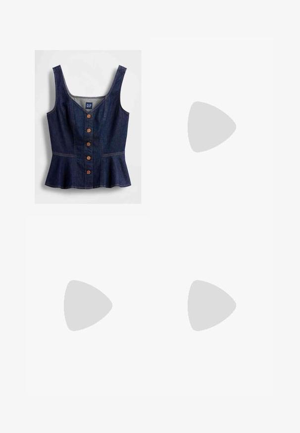 Granatowy top typu peplum z denimu, z dekoltem w serek, zapinany z przodu na pięć brązowych guzików, z dopasowanym gorsetem.; Object OBJTHESS granatowy; Czarny but na szpilce z ostrym noskiem, z panelem z siateczki, z niskim obcasem i sznurowanym przodem. Wykonany z połączenia skóry i materiału siateczkowego.; Szary prążkowany crop top i oliwkowa spódnica o wysokim stanie. Modelka trzyma białą torebkę na ramię z wycięciami. Prosty design, dopasowany krój.