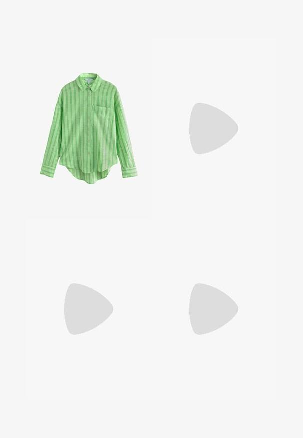 Groen gestreept overhemd met knoopsluiting en een zak, met een comfortabele pasvorm, lange mouwen en een gebogen zoom. Gemaakt van lichte stof.; Olijfgroene wijde broek met plooien aan de voorkant, gemaakt van lichtgewicht stof. Voorzien van een platte tailleband en een gladde textuur.; Bruine leren sandaal met meerdere dunne bandjes, een platte zool en een verstelbare enkelband met een gouden gesp.; Geweven schoudertas met oranje, roze, groene en crèmekleurige strepen, voorzien van dubbele gevlochten handvatten en een gestructureerd uiterlijk.