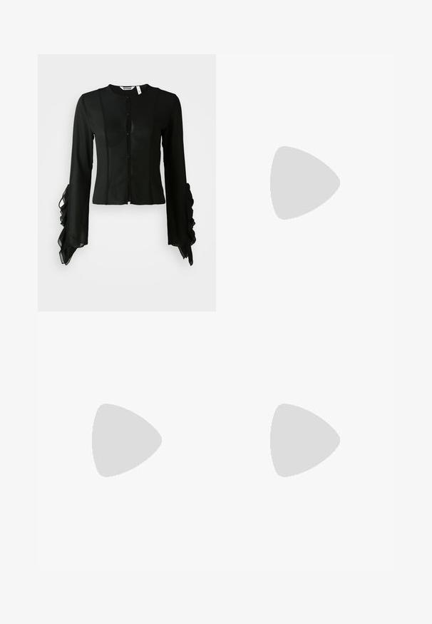 Musta paita, joka on valmistettu sileästä kankaasta, ja jossa on korkea kaula-aukko, nappi etuosassa sekä pitkät hihat, joissa on frilla-akselit hihansuissa.; Mustapohjainen, polvipituinen hame, jossa on joustava vyötärö. Hameessa on laskoksia lisäämässä volyymiä ja sileä pinta. Yksinkertainen, klassinen muotoilu ilman koristeita.; Musta kumisaapas sandaali, jossa on teksturoitu thong-hihna ja yksinkertainen litteä pohja, esitetty sivustolta vaalealla taustalla.; Mustan kiiltävän nahkan käsilaukku kolmion muotoisena, varustettuna ylhäältä avattavalla vetoketjulla ja säädettävällä hihnalla. "KARL LAGERFELD JEANS" -logo hopeisena.