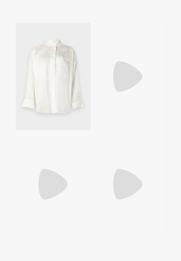 Suéter de manga corta a rayas fabricado con un material suave; cuenta con rayas en azul marino y beige, cuello redondo y dobladillo acanalado.; Camisa blanca de botones con un acabado texturizado y un ligero brillo, que presenta un cuello mao y mangas largas con puños desplegables.; Pantalones vaqueros de pierna ancha en azul oscuro, hechos de denim, que presentan dos bolsillos frontales, un cierre de botón y detalles de costura en naranja contrastante.; Bailarina de piel negra con punta redondeada, textura suave, detalle de costura minimalista y diseño de suela flexible.; Gafas de sol blancas con lentes rectangulares, tintado verde oscuro, detalles en dorado en las varillas y un emblema decorativo en un lado. Textura suave.