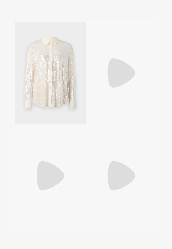 Svetlucava košulja s dugim rukavima u svijetloj krem boji. Ima klasičnu ovratnicu, duge rukave i sjajne detalje od šljokica raspoređene po cijeloj površini za teksturirani izgled.; Mršave traperice u svijetloplavoj boji, s ispucalim pranjem, klasičnim dizajnom s pet džepova i zatvaračem s dugmetom.; Crne kožne cipele s zaobljenim vrhom, debelim blok petama i elastičnim bočnim detaljima, uparene s tamnim čarapama i crnom suknjom s prorezom.; Srebrne okrugle naušnice s minimalističkim dizajnom. Kružni oblik, glatka tekstura i tanak profil. Lagane s poliranim završetkom.