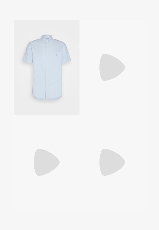 Lichtblauwe, kortärmelige, knoopsluiting shirt gemaakt van katoen, met een zak aan de linkerkant met een klein logo en een standaard kraag.; Witte katoenen t-shirt met ronde hals, korte mouwen en een bedrukt logo. Heeft een minimalistisch design en een relaxte pasvorm.; Gestreepte blauwe zwembroek met een elastische taille en een witte trekkoord. Heeft een lichte stof en een subtiel logo op de onderste linkerzijde.; Witte sneakers met beige suède accenten en lichte rubberen zolen; voorzien van een lage schacht en textuurdetails op de bovenkant.; Lichtbeige jas met elastische zoom, gedragen met een groene shirt en zwarte broek. Draagt een kleine grijze crossbody tas. Zwarte schoenen.
