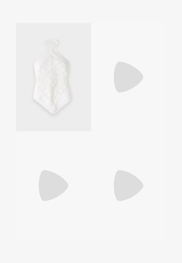 Baltas halter stilius viršus, pagamintas iš tekstūruotos medžiagos, su sudėtingomis nėrinių ir geometrinių išpjovų struktūromis, trikampio formos ir nėrinių apdaila.; Šviesiai mėlyni džinsiniai šortai su nelygiu kraštu, penkių kišenių dizainu ir žalvariniu sagčiu. Lygus paviršius su šiek tiek išblukusia tekstūra.; Juodos lakuotos odinės šlepetės su smailiu pirštu ir geometriniu bloko kulnu. Turi elegantišką, minimalistinį dizainą ir lygų paviršių.; Juodas odinis krepšys su išlenkta forma, nuimamu dirželiu ir auksiniais detalėmis. Krepšys turi kilpą su sagtimi.