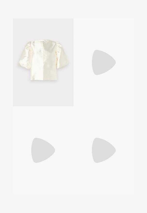 Elfenbenssatengbluse med puffede ærmer, der har en rund halsudskæring og en lige ryglukning. Glat tekstur med et minimalistisk design.; Svart og sølv paljettblyantskjørt med en blank tekstur, som har vertikale linjer av paljetter og en elastisk midje.; Sorte helårs sandaler med flettet stroppesdesign, firkantet tå og justerbar ankelrem. Lys beige fotseng med glanset svart hæl.; Svart lær skulderveske med en myk tekstur, trekantet form og justerbar stropp, kombinert med en lyseblå stripete skjorte og hvite bukser.