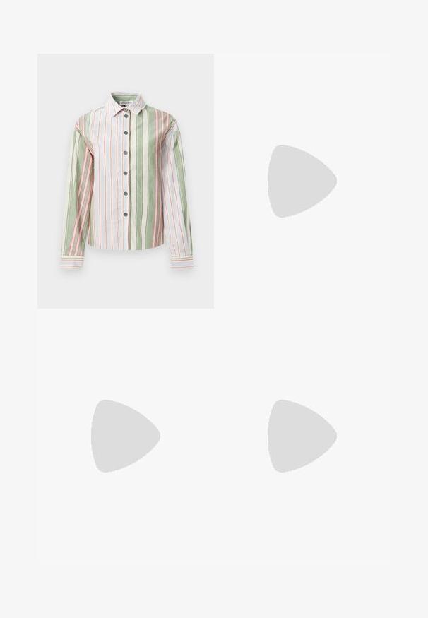 Chemise à rayures en vert, blanc et rose. Elle présente un col, des manches longues et un ourlet incurvé avec des poignets et des boutons contrastants.; Pantalons à jambes larges avec un motif floral coloré aux nuances d'orange, de rose et de vert. Fabriqués en tissu léger avec une taille élastique.; Stuart Weitzman POWER 75 - Escarpins à talons hauts - black; Sac à bandoulière en cuir noir avec une forme incurvée, une bandoulière ajustable et des accents en métal doré. Présente le nom de la marque embossé à l'avant.