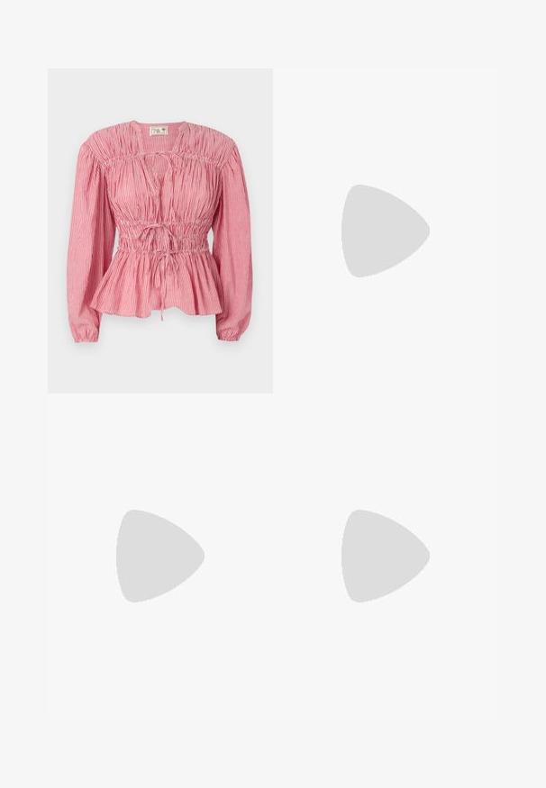 Randig blus i rött och vitt med långa ärmar, samlad midja och justerbar dragsko i midjan, med en peplum nederkant.; Blommönstrad kjol i ljusblått, med rosa och marinblå blommor. Lagerdesign med elastisk midja och mjuk, texturerad tyg.; Svart läderballerinaskor med rund tå, slät yta, minimala söm detaljer och en flexibel sula.; Brun läderhandväska med klaffstängning, guldfärgad hårdvara, axelrem och en slät yta. Kompakt rektangulär form.