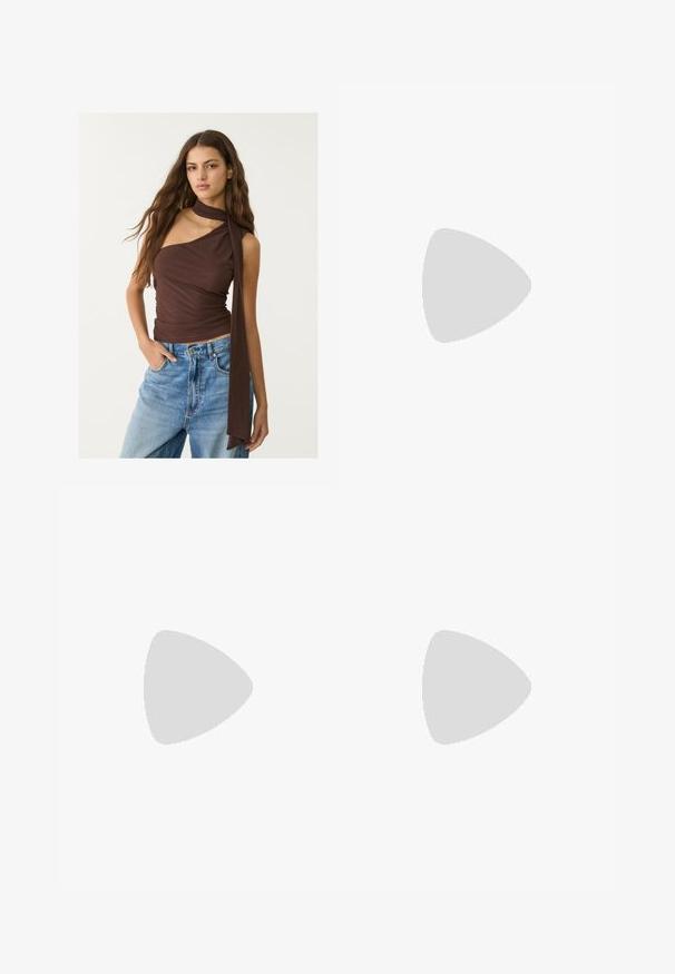 Top marrone senza maniche con scollatura drappeggiata e lungo nodo. Presenta una silhouette aderente, una texture morbida e un design arricciato, abbinato a jeans blu.; Gonna maxi in satin crema con una texture liscia, posa in vita, con uno spacco laterale, abbinata a sandali alti con cinturini dorati.; Infradito con tacco marroni, dotati di una fascia sottile e un puntale arrotondato, con un piccolo dettaglio dorato sulla soletta.; Borsa a mano in pelle marrone con due manici robusti, forma rettangolare, texture liscia e chiusura con zip. Design minimalista senza motivi visibili.; Bracciale in metallo color oro caratterizzato da sezioni flessibili interconnesse con una superficie liscia e rigata. Design circolare con finitura riflettente.