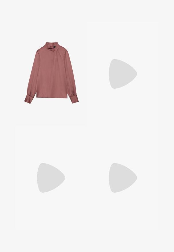 Halenka s dlouhým rukávem v barvě mauve, s vysokým límcem, detailem na boční straně, zapínáním na knoflíky na manžetách a zipem na zadní straně.; Světle modré kalhoty s širokými nohavicemi a vysokým pasem, s vázacím páskem, bočními kapsami a mírně vybledlou denimovou texturou.; Černé kožené loferské boty s plochým podpatkem, zdobené zlatým kovovým detailem na přední straně a hladkým povrchem.; Černá kožená kabelka s hladkou texturou. Obsahuje nastavitelný popruh a elegantní, minimalistický design se zipovým uzávěrem.