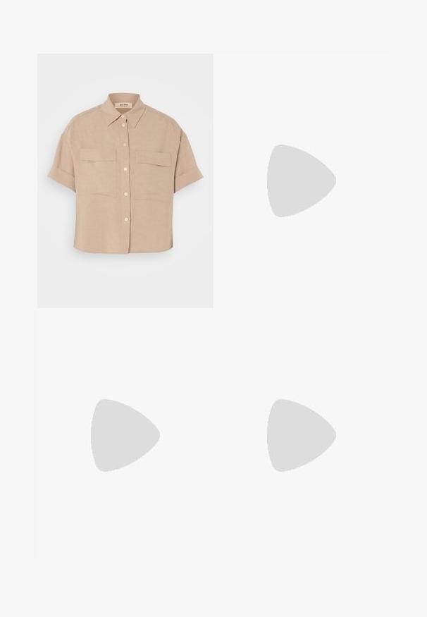 Μπεζ καίνου ντέντο μπλουζάκι με κοντό μανίκι, με μυτερό γιακά, δύο μπροστινές τσέπες και λευκά κουμπιά. Χαλαρή εφαρμογή, λεία υφή.; Πλατιά παντελόνια σε ενιαίο καφέ χρώμα, φτιαγμένα από υφή υφάσματος; διαθέτουν ψηλή μέση και δομημένο σχέδιο με θηλιές για ζώνη.; Μπεζ σουέτ σανδάλια με ψηλό τακούνι και χοντρό τακούνι, ανοιχτή μύτη και σταυρωτές λουρίδες που δένουν γύρω από τον αστράγαλο. Λείο υφή, ελάχιστος σχεδιασμός.; Κρεμ λαστιχένια κορδέλα με πλεγμένο σχέδιο, συνδυασμένη με μπλούζα σε μπεζ και λευκές ρίγες που διαθέτει στρογγυλή λαιμόκοψη. Διακριτικά αξεσουάρ κοσμημάτων.