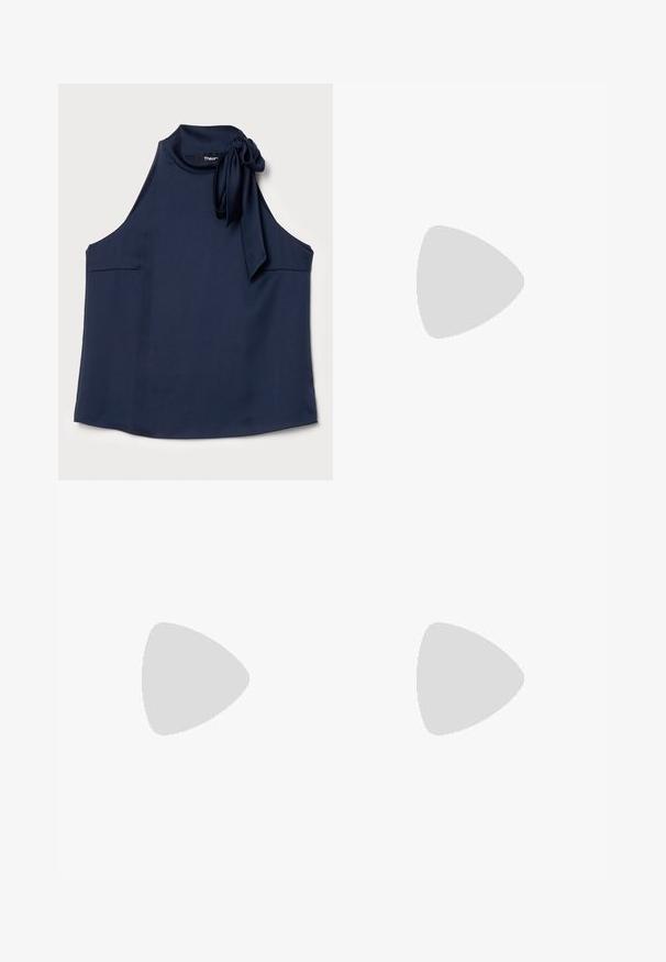 Theory SIDE TIE - Viršus - nocturne navy; Tamsiai mėlynų plačių kelnių, pagamintų iš lygaus audinio, su aukštu juosmeniu ir dviem priekinais raukšlėmis, einančiomis žemyn kojomis.; Juodai lakuoti slingback aukštakulniai su smailiu nosiu, su tekstūruotu gyvatės raštu, reguliuojama juosta ir trumpu, tekstūruotu blokiniu kulnu.; Juodas odinis rankinė su struktūrizuotu dizainu, dviem viršutinėmis rankenėlėmis, nuimamu petiniu dirželiu, auksiniais akcentais ir logotipo pakabuku.