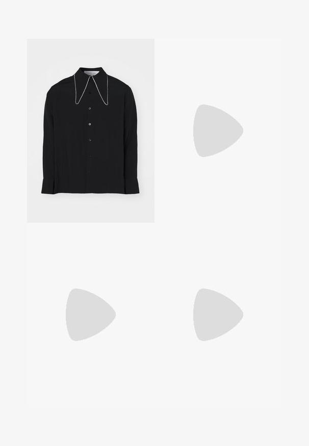 Camicia nera a maniche lunghe con colletto strutturato, caratterizzata da una catena di perline trasparenti lungo i bordi del colletto e una chiusura con bottoni davanti.; Gonna sportiva nera con cordini regolabili, caratterizzata da un piccolo logo bianco sul davanti. Realizzata in tessuto leggero con una texture liscia.; Mocassini grigio metallico con una robusta suola nera a piattaforma, dotati di una fibbia decorativa e di un bordo con texture lungo il perimetro.; Borsa bianca con motivo a stampa coccodrillo, dotata di due manici, forma rettangolare e chiusura a zip. Esibita su uno sfondo chiaro.