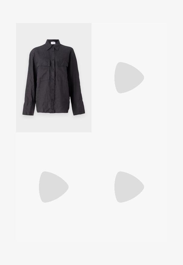 Svart linneskjorta med knäppning framtill, två bröstfickor, långa ärmar och klassisk krage. Texturerad tyg med avslappnad passform.; Svarta jeans i denim med en åtsittande silhuett, kontrasterande sömmar, standard femfickorsdesign och logotypdetaljer vid fållen.; Svart lackläder högklackad mule med spetsig tå och en elegant silhuett, med öppen baksida och en smal stilettklack.; Svart läderhandväska med en kurvad design, prydd med silverfärgade nitar, ett spänne och två sidofickor. Justerbar rem för olika bäralternativ.