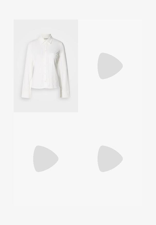 Camisa branca de manga longa com colarinho pontudo, bolso no peito, e mangas com punho, exibida sobre um fundo simples.; Mos Mosh NIGHT - Calças - mermaid; Sandal de pele preta com bico pontiagudo e um salto bloco baixo. Apresenta uma tira no tornozelo com uma fivela em tom dourado. Textura suave.; Bolsa preta com forma estruturada, textura suave e um fecho metálico. Combinada com calças largas pretas e sandálias de salto aberto sobre um chão de madeira.