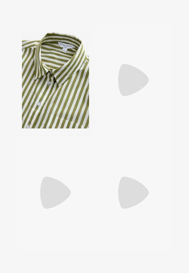 Camicia a maniche corte a righe verdi e bianche con colletto, parte anteriore con bottoni e una tasca sul petto. Realizzata in tessuto di cotone liscio.; Pantaloni in denim blu scuro con vita alta, gamba larga e cintura con fiocco. Presentano cuciture standard e un orlo pulito.; Sneakers nere alte con suole e lacci bianchi, caratterizzati da un logo circolare sul lato e cuciture nere a contrasto. Superiori in tessuto testurizzato.; Borsa a spalla in suede beige con una grande apertura e lunghe frange sui due lati, caratterizzata da una texture liscia e una maniglia singola.; Orecchini a cerchio in argento con una superficie liscia e lucida e una forma circolare sottile. Il design presenta una chiusura sicura.