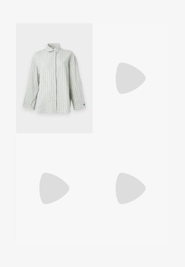 Camisa branca de botões com riscas verticais azuis, mangas longas, colarinho clássico e pequeno detalhe de coração no punho esquerdo.; Calças cargo cinzas claras com uma cintura elástica, pernas largas e bolsos laterais. Tecido suave com uma textura lisa. Características de design funcional.; Botas pretas de plataforma com biqueira arredondada, apresentando um colarinho fofinho em creme e detalhes em renda, combinadas com calças beige soltas sobre um chão de madeira.; Bolsa crossbody de couro preto com uma textura suave, forma retangular e um detalhe em corrente metálica na frente. Inclui uma alça ajustável.