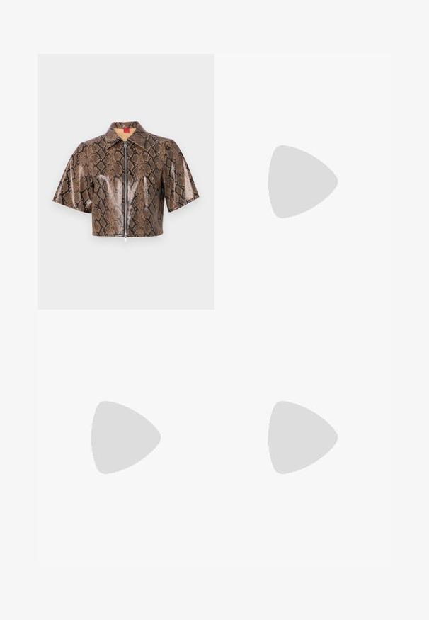 Samsøe Samsøe SANEHA - Tops - black; Izgriezta krekla ar spīdīgu brūnu un melnu čūskas rakstu, ar norāvu kolu un priekšējo rāvējslēdzēju. Īsas, platās piedurknes.; Beigā krāsā platās bikses ar gludu tekstūru, ar augstu jostasvietu un divām priekšējām kabatām. Tīrs dizains ar piegriezumu, kas pielāgots ķermenim.; Melnas ādas augstpapēžu kurpes ar norādītu purngalu, potītes siksniņu un plānu papēdi. Gluda tekstūra ar zelta akcentu uz papēža pamatnes.