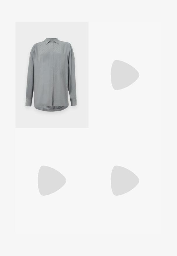 Helles graues Langarmshirt aus glattem Stoff mit durchgehender Knopfleiste und dezenten diagonalen Mustern. Klassischer Kragen und abgerundeter Saum.; Schwarze weite Hosen mit einem gebundenen, elastischen Bund und scharfen Falten. Hergestellt aus einem glatten Stoff mit einem maßgeschneiderten Design.; Schwarze Leder-Slingback-Pumps mit spitzem Schuhblatt, ausgestattet mit einem schlanken Absatz und einem goldfarbigen Akzent am verstellbaren Riemen. Glatte Textur.; Schwarze Lederhandtasche mit geometrischem Design, flachem Boden und kurzem Schultergurt. Enthält ein kleines Detail aus goldfarbigem Metall.