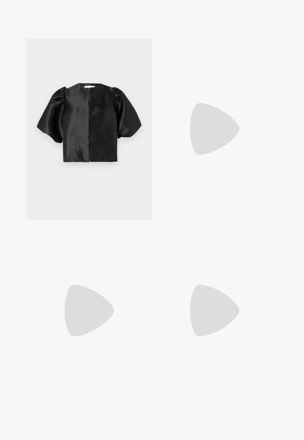 Top corto in satin nero con maniche a palloncino e apertura frontale. Texture liscia con finitura lucida, design minimalista.; Pantaloni color crema con strisce laterali nere, caratterizzati da un taglio dritto e una parte anteriore plissettata, realizzati in un tessuto testurizzato.; Décolleté in vernice nera con punta affusolata e dettagli in metallo dorato sulla cinghia, caratterizzate da un tacco a blocco. Texture liscia.; Orecchini in catena d'oro con un design accentuato da cristallo trasparente, con la marcatura incisa "GUESS" e una finitura liscia.