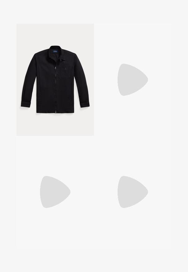 Zwarte jas van lichtgewicht stof, met een ritssluiting aan de voorkant, puntkraag en een borstzak aan de linkerzijde met logo. Lange mouwen met manchet details.; Zwarte korte mouwen T-shirt van katoen met een hoge hals, met een gladde textuur en een subtiel logo in het midden.; Zwarte broek van soepel materiaal, met een knoopsluiting, zijzakken en een rechte pijp. Geen zichtbare patronen of textuur.; Zwarte leren sneaker met een gladde textuur, ronde neus en zwarte veters. Heeft een dikke, witte rubberen zool met subtiele geometrische accenten.