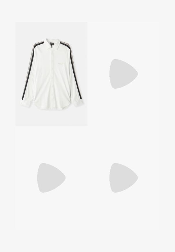 Chemise blanche à boutons avec des rayures noires et beiges sur les manches, col pointu et logo de marque brodé sur la poitrine.; T-shirt bleu marine avec un motif texturé, encolure ronde et manches courtes. Détail de logo subtil sur la poitrine, fabriqué en coton doux.; Pantalon bleu marine, ajusté, avec une coupe droite, des plis à l'avant, fermeture à bouton et sans poches visibles. Texture de tissu lisse.; Mocassins noirs avec un motif texturé, dotés d'un bout arrondi et d'un profil bas. Associés à un pantalon beige sur une surface grise.