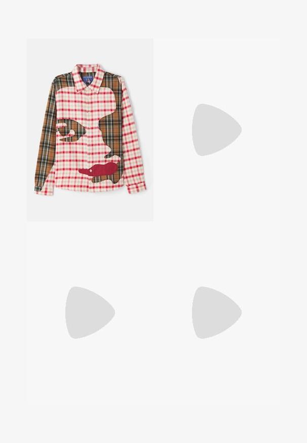 Langærmet ternet skjorte med røde og brune checks, stor ansigt silhuet applikation og frontlukning med knapper.; Hvid bomulds T-shirt, rund hals, korte ærmer, afslappet pasform, glat tekstur, ingen synlige mønstre eller detaljer.; Brune denimshorts med lige snit, store sidelommer, logo detalje på taljebåndet og kontrastsyninger langs sømmene.; Grønne velour sportssko med gummisul, rund tå, polstret krave og Reebok-logo på siden og tungen.