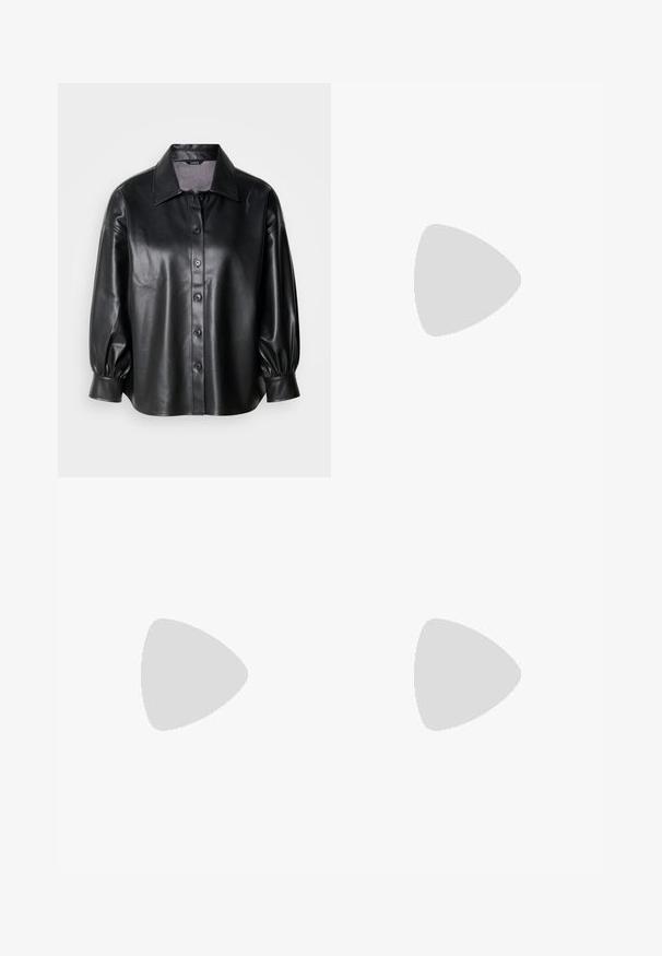 Czarna skórzana kurtka koszulowa z kołnierzykiem, zapięciem na guziki i balonowymi rękawami. Gładka faktura i dopasowany krój.; Granatowe spodnie elastyczne o gładkiej teksturze, z elastycznym pasem i prostym krojem, bez widocznych elementów metalowych czy wzorów.; Czarne skórzane szpilki z ostrym noskiem i niskim słupkowym obcasem. Wyposażone w pasek na kostkę z złotym zapięciem. Gładka tekstura.; Przezroczyste, kwadratowe okulary z plastiku z półprzezroczystymi soczewkami, z złotymi akcentami na zausznikach dla dodatkowego wykończenia.